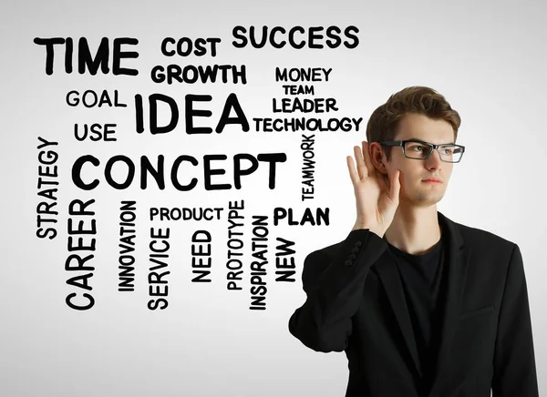 Porträt eines hörenden Geschäftsmannes auf weißem Hintergrund mit geschäftlichen Worten. Teamwork-Konzept — Stockfoto