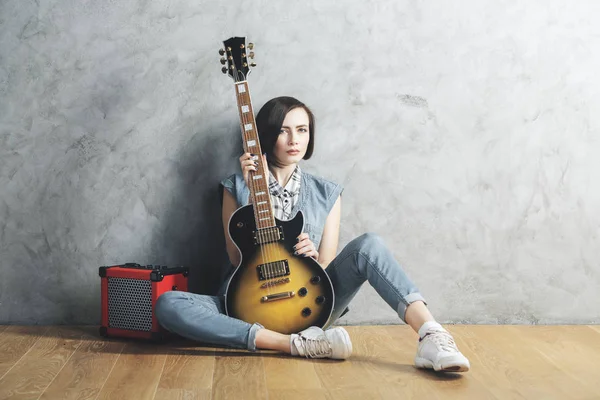 Ελκυστική κοπέλα με κιθάρα στο στούντιο — Φωτογραφία Αρχείου
