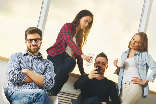 People using mobile phone — Stock Photo, Image