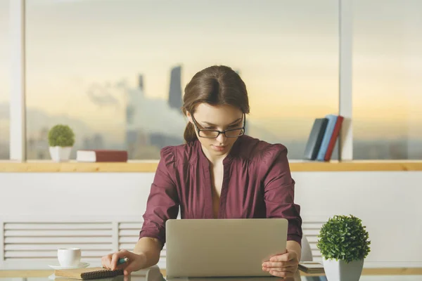 Ziemlich weiblich mit laptop — Stockfoto