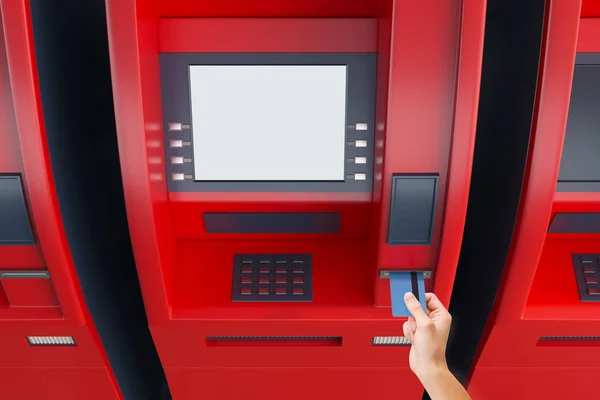 Вручную положить карту в банкомат — стоковое фото