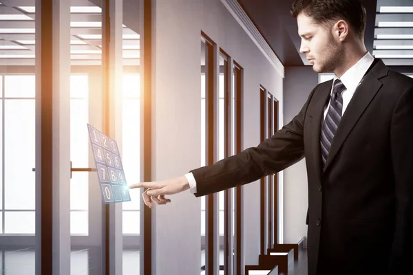 Geschäftsmann mit digitalem Wahl-Hologramm im modernen Büro. Innovationskonzept. 3D-Darstellung — Stockfoto