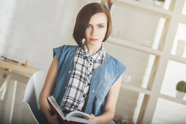 Молодая европейская женщина читает книгу — стоковое фото
