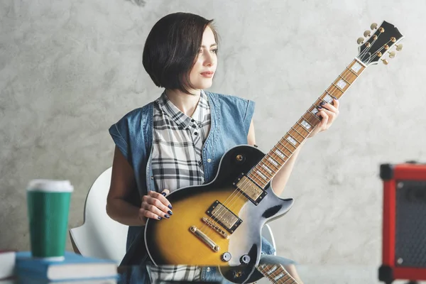 Hübsche Frau, die Gitarre spielt — Stockfoto