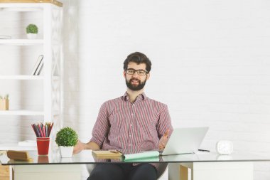 Ofisteki mutlu iş adamı 