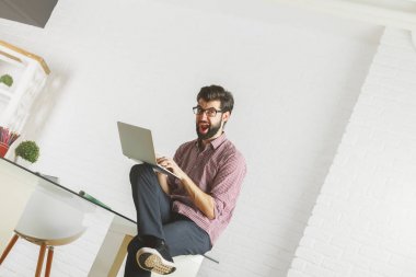 Dizüstü bilgisayar kullanan deli adam 