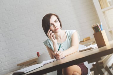 Kadın telefonda evrak işi 