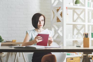 Çekici kadın evrak işi 