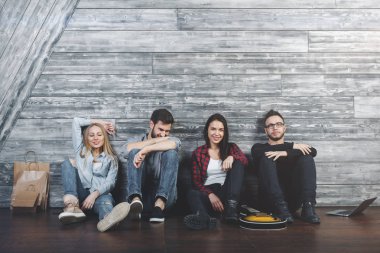 Eğlence ve iletişim evde ahşap iç sahip mutlu arkadaşlar gitar çalmak. Beraberlik kavramı