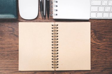 Boş sarmal defterini ahşap masaüstü 