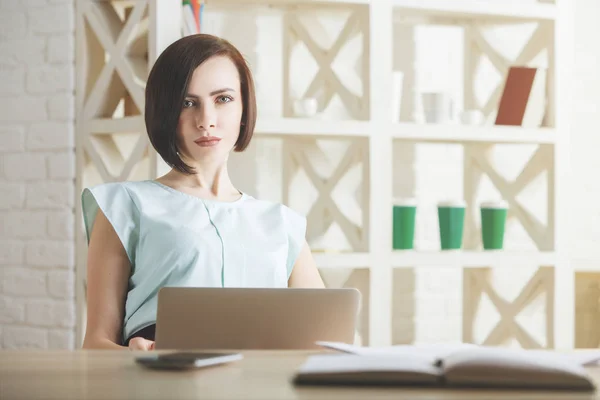 Hübsche Frau mit Laptop — Stockfoto