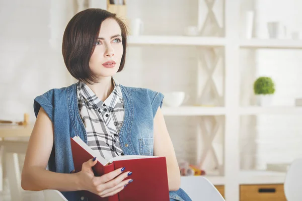 Attraktive junge Frau liest Buch — Stockfoto