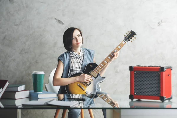 Bella donna che suona la chitarra — Foto Stock