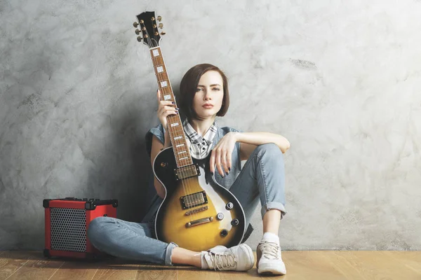 Mulher bonita com guitarra em estúdio — Fotografia de Stock