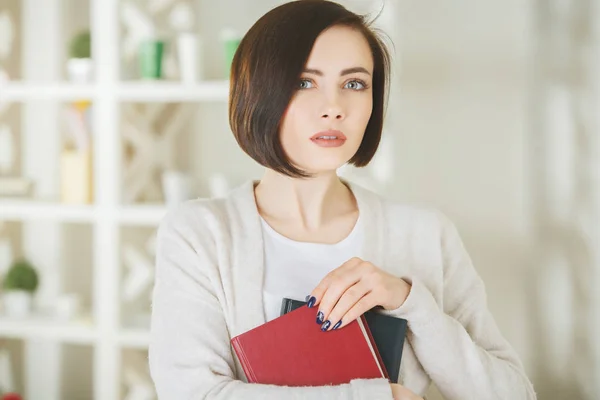 Retrato de una mujer bonita sosteniendo libros — Foto de Stock