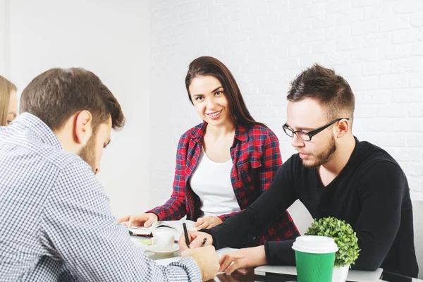 Fokussierte Männer und Frauen, die an Projekten arbeiten — Stockfoto