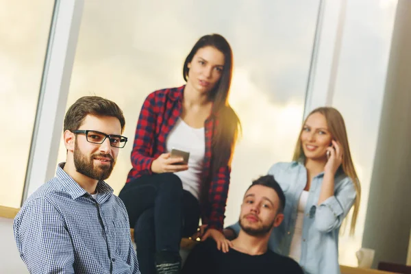 Portrait de jeunes Européens parlant au téléphone dans un bureau moderne. Concept de réunion — Photo