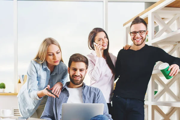 Attraktiva unga europeiska gruppen, business män och kvinnor som arbetar med projekt i moderna kontor med laptop, smartphone, pappersarbete och andra objekt på skrivbordet. Brainstorming koncept — Stockfoto