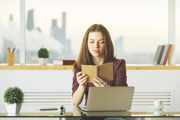 Hübsche Frau arbeitet an Projekt — Stockfoto