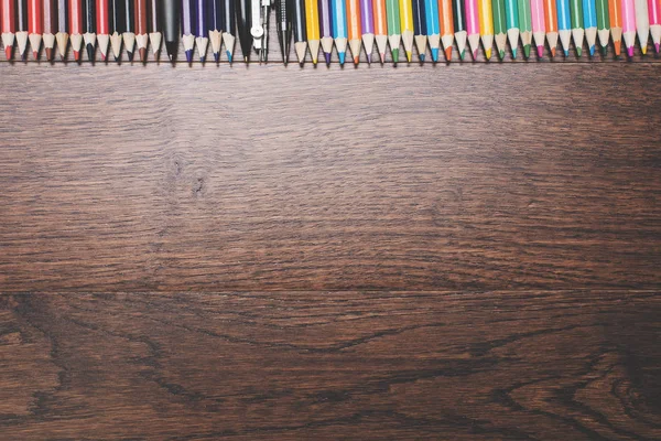 Bureau en bois sombre vide avec crayons — Photo