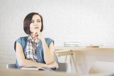 Evrak işi düşünceli iş kadını 