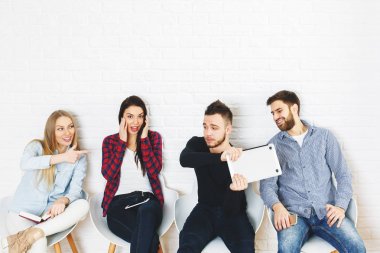 Beyaz tuğla iç koltuklarda oturan kadın ve erkekler. Gençlik kavramı 