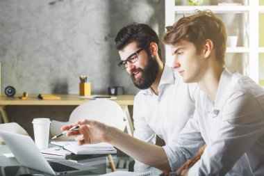 Projede birlikte çalışan iki beyaz erkek 