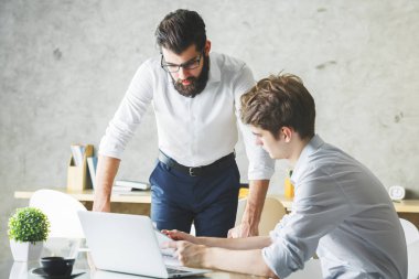 Projede birlikte çalışan iki yakışıklı iş adamları 