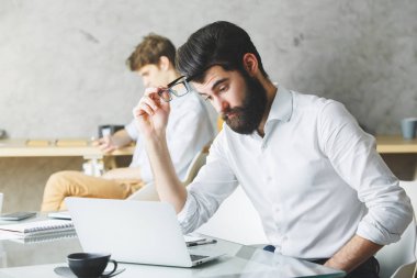 Beyaz işadamı dizüstü bilgisayar kullanarak 