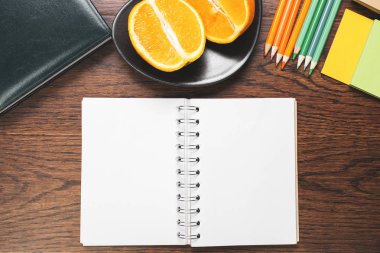 Boş not defteri ve meyve üstünde okul sırası 