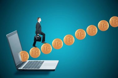 Genç işadamı mavi dizüstü bilgisayar arka plan üzerinde soyut bitcoin Merdiven tırmanma yan görünüm. Cryptocurrency kavramı. 3D render 