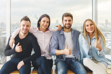 Başarı kavramı. Portre çekici Avrupa beyaz erkek ve kadınların modern ofiste başparmak gösterilmesini