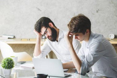 İş yerinde yakışıklı yorgun erkekler 