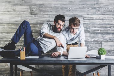 yakışıklı erkekler laptop kullanma 