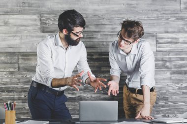 Dizüstü bilgisayar kullanarak odaklı erkekler 