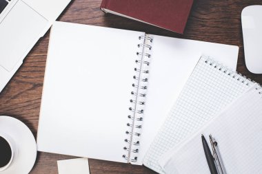 Sarmal defterini ve kahve ile ahşap masa 