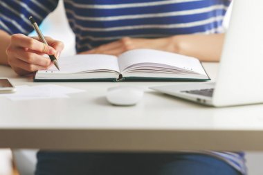 Kadın ciltli Organizer'da yazma
