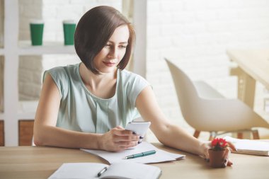 Çekici kadın telefon kullanma office 