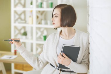 Beyaz Sekreter portre 