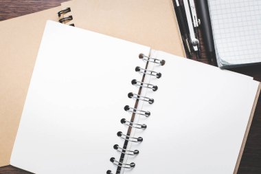 Ahşap masa boş sarmal not defteri 