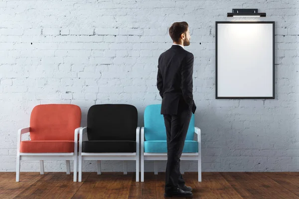 Man op zoek naar lege banner — Stockfoto