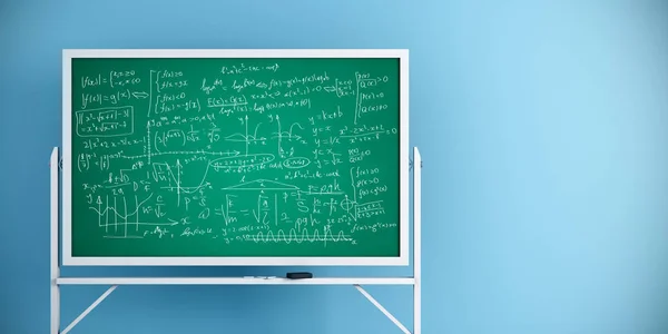 Доска с математическими формулами на фоне синей стены. Концепция колледжа. 3D рендеринг — стоковое фото