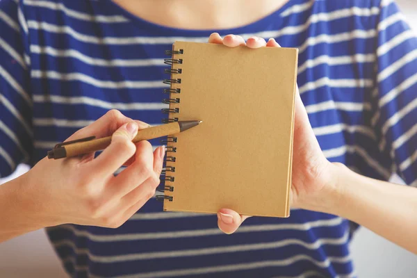 Woman showing clean notepad — Stock Photo, Image