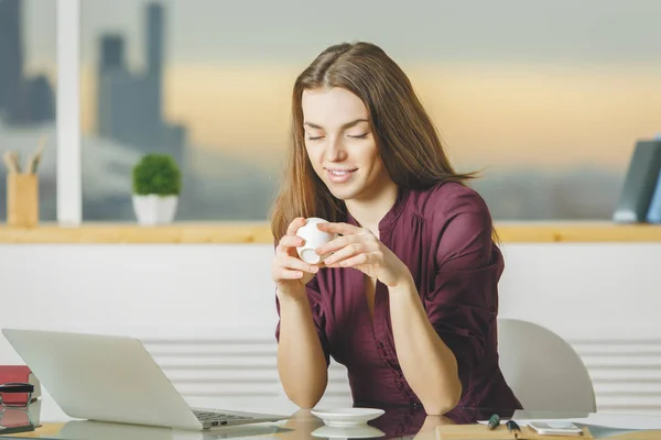 Mujer bebiendo café en la oficina — Foto de Stock