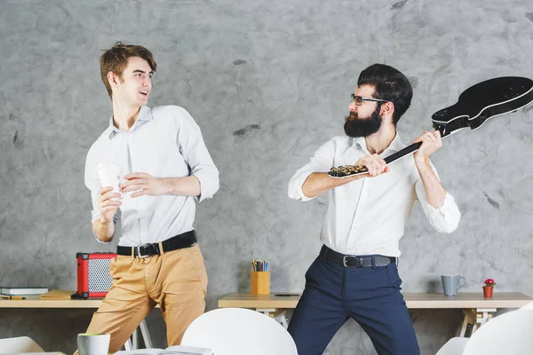 Gut aussehende Männer, die mit Gitarre spielen — Stockfoto