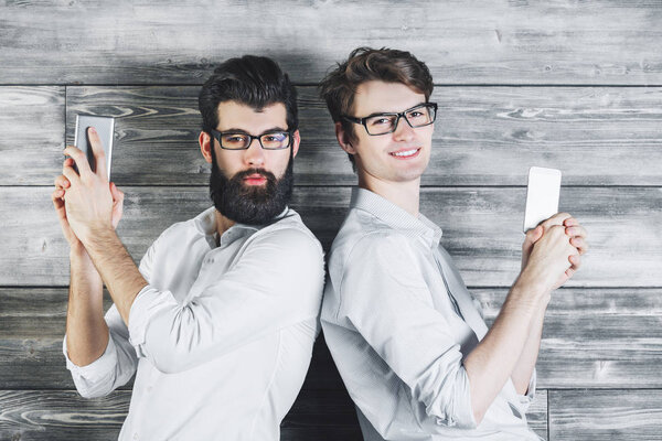 Бизнесмены со смартфонами
 