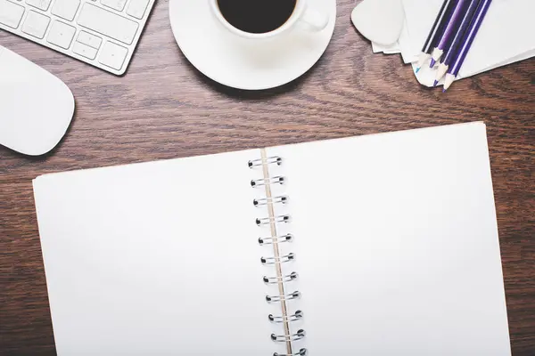 Spiral not defteri ve kahve ile ahşap masaüstü 