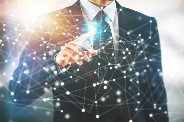 Soyut poligonal parlayan işaret eden işadamı kafes. Yakın çekim. İletişim kavramı 