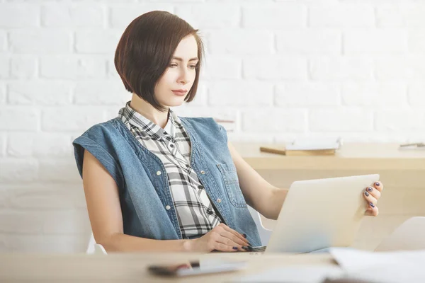 Koncentrerad kvinna med laptop — Stockfoto