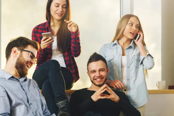 Portrait de jeunes Européens parlant au téléphone dans un bureau moderne. Concept de dispositif — Photo